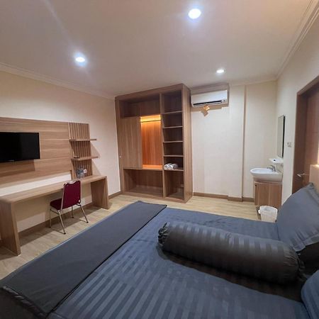Wisma Delapan Mitra Reddoorz Jakarta Exterior foto