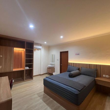 Wisma Delapan Mitra Reddoorz Jakarta Exterior foto