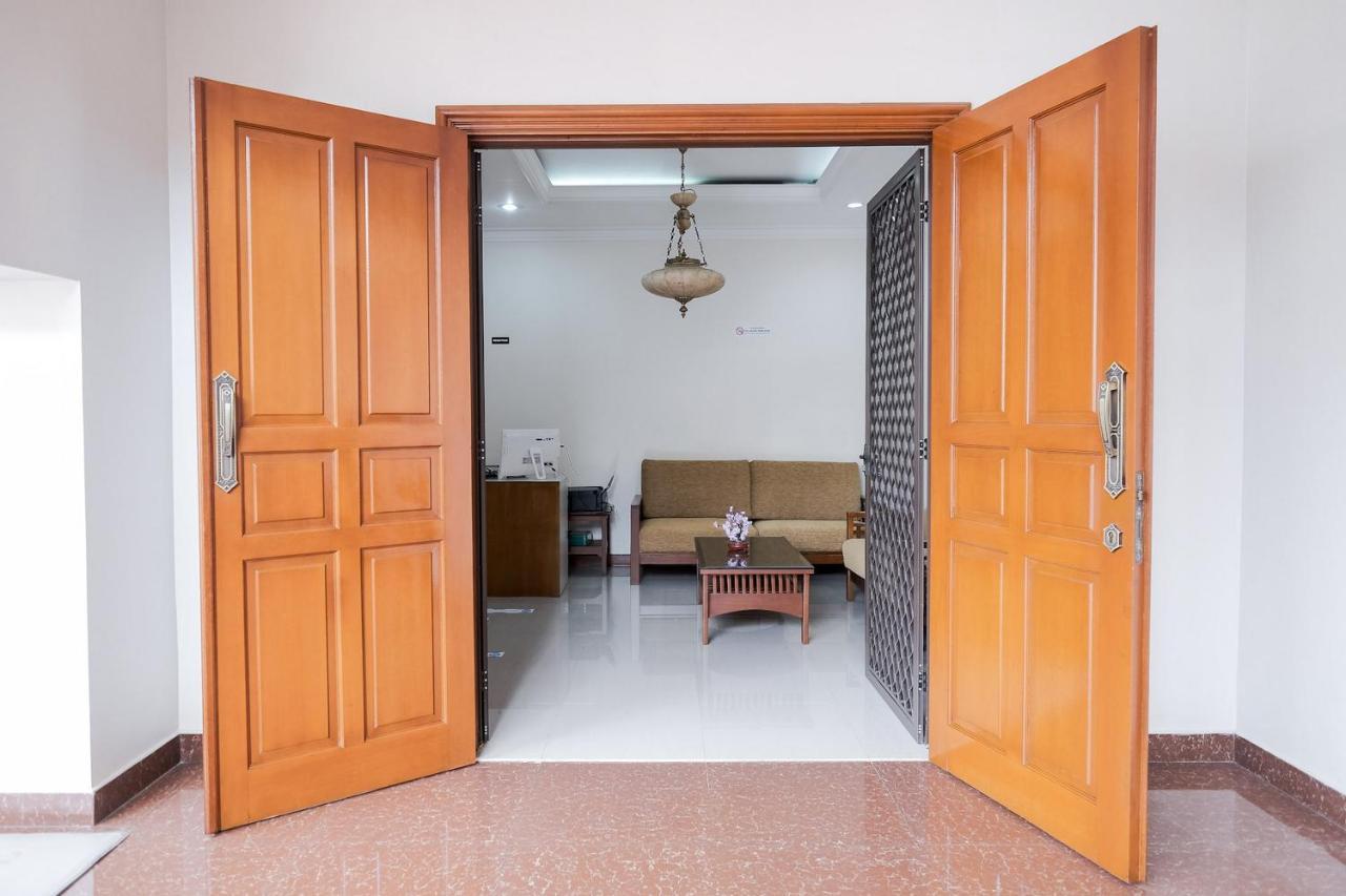 Wisma Delapan Mitra Reddoorz Jakarta Exterior foto