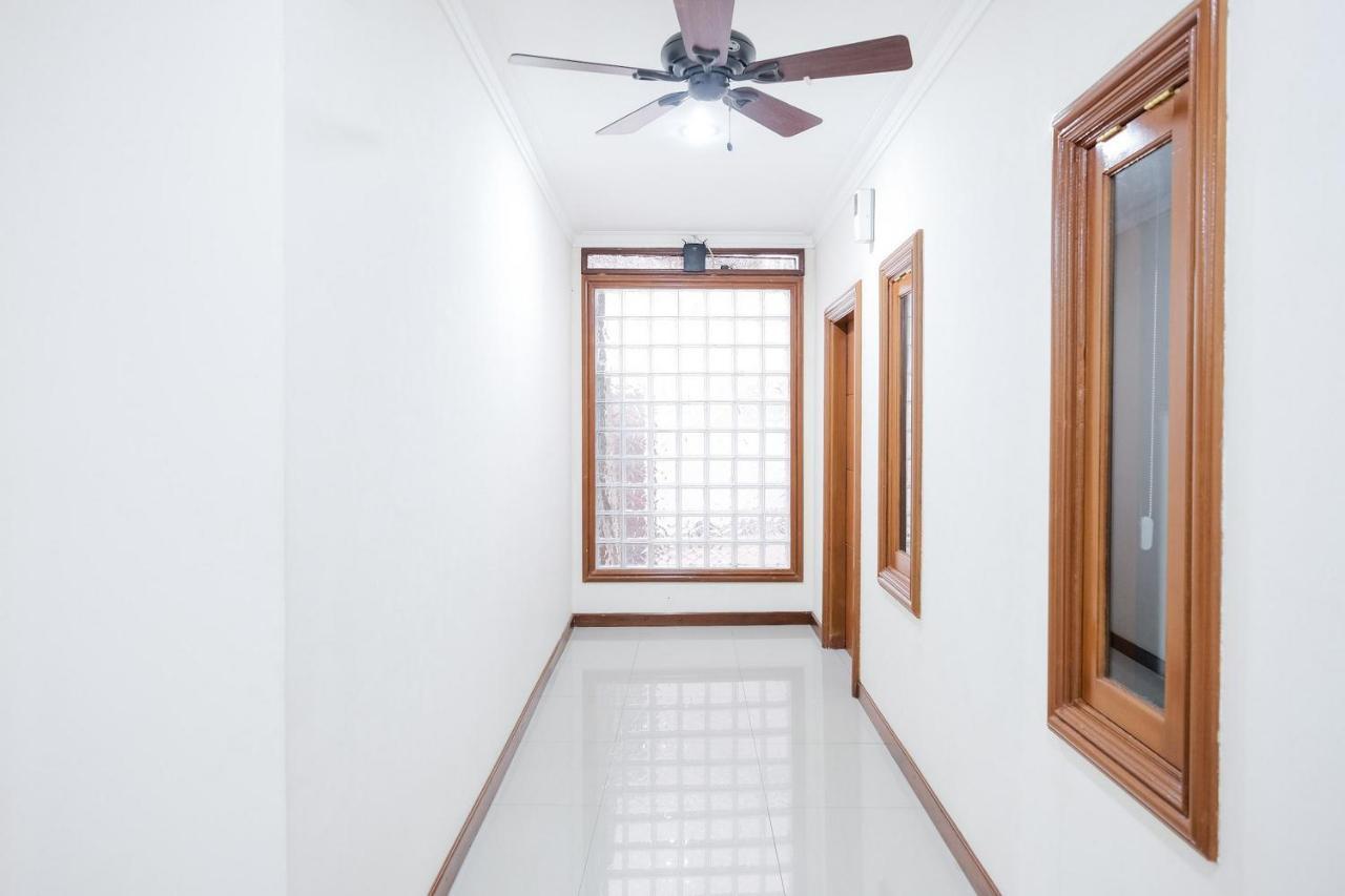 Wisma Delapan Mitra Reddoorz Jakarta Exterior foto