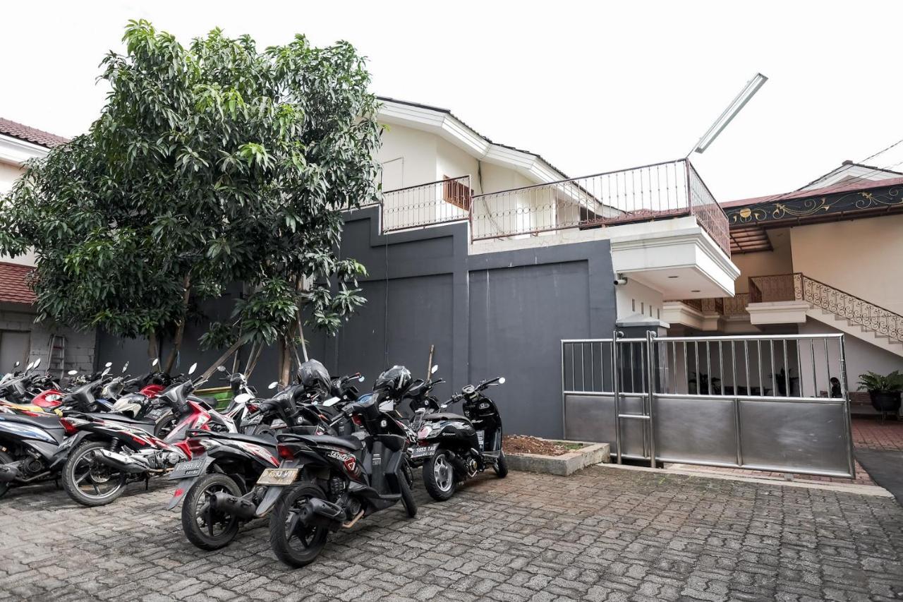 Wisma Delapan Mitra Reddoorz Jakarta Exterior foto