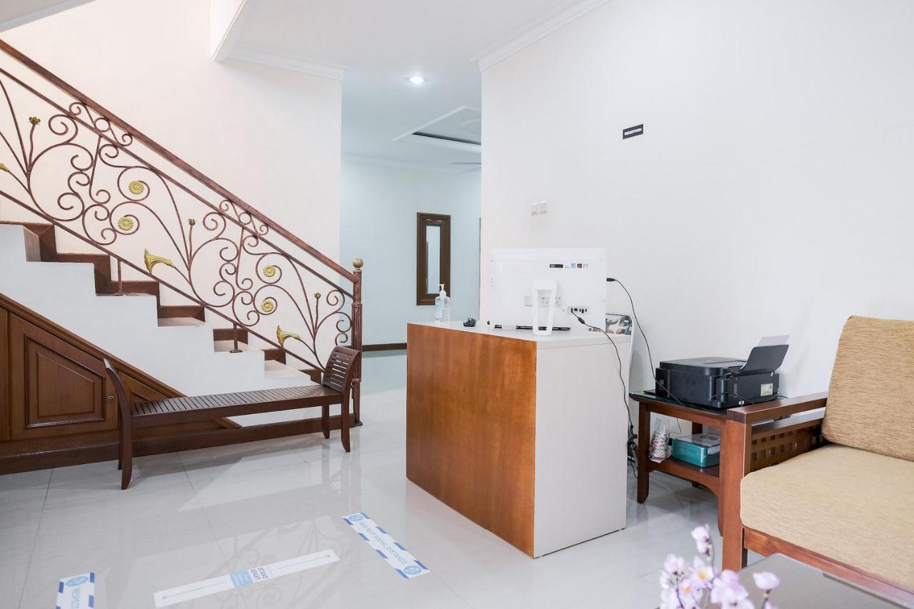 Wisma Delapan Mitra Reddoorz Jakarta Exterior foto