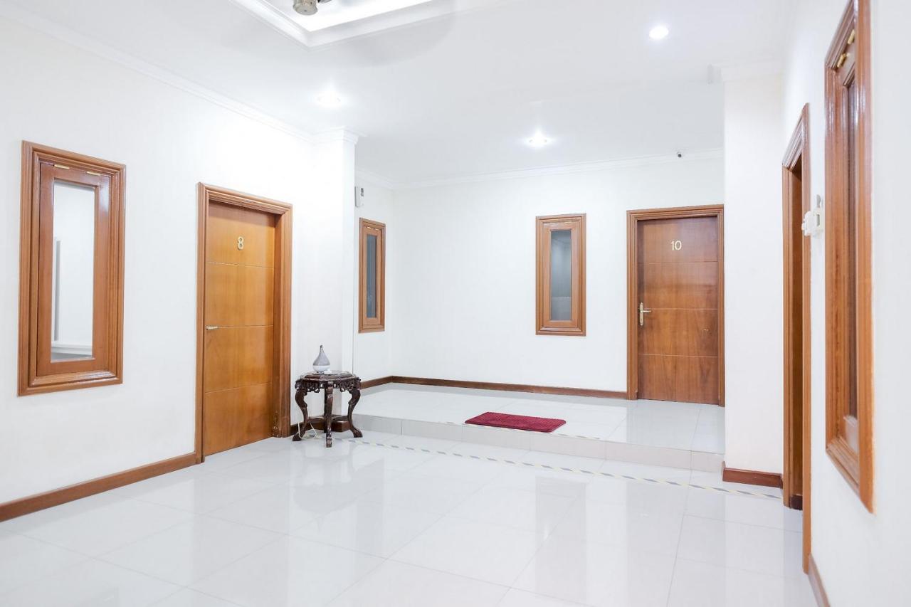 Wisma Delapan Mitra Reddoorz Jakarta Exterior foto