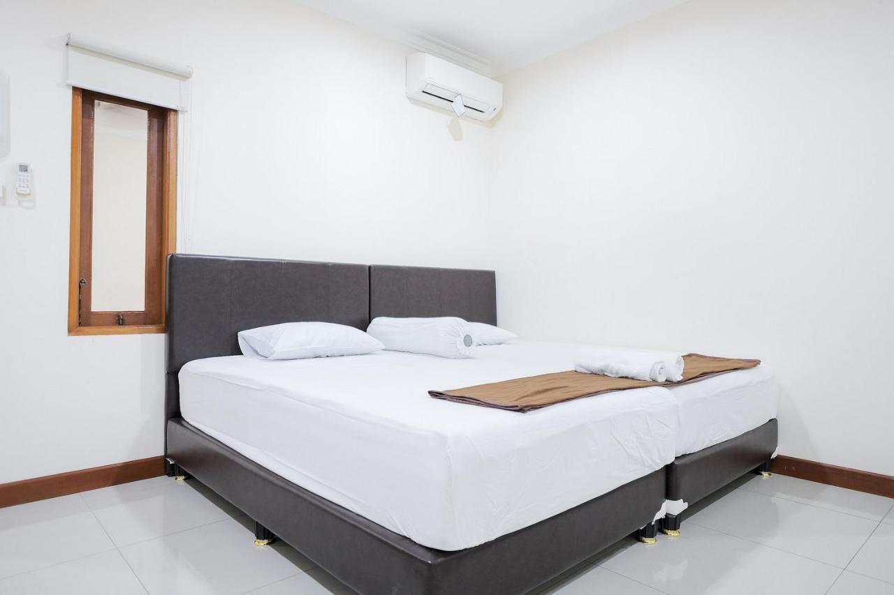 Wisma Delapan Mitra Reddoorz Jakarta Exterior foto