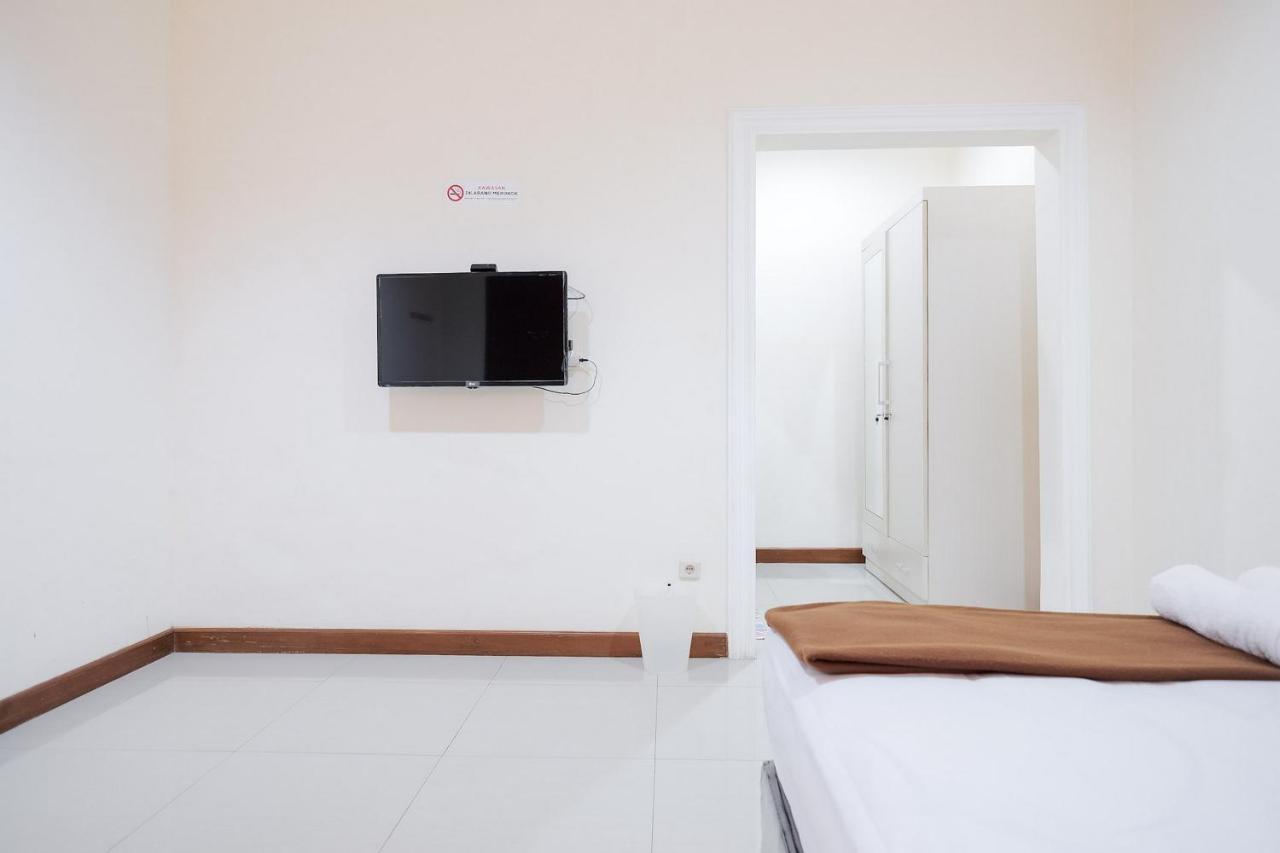 Wisma Delapan Mitra Reddoorz Jakarta Exterior foto