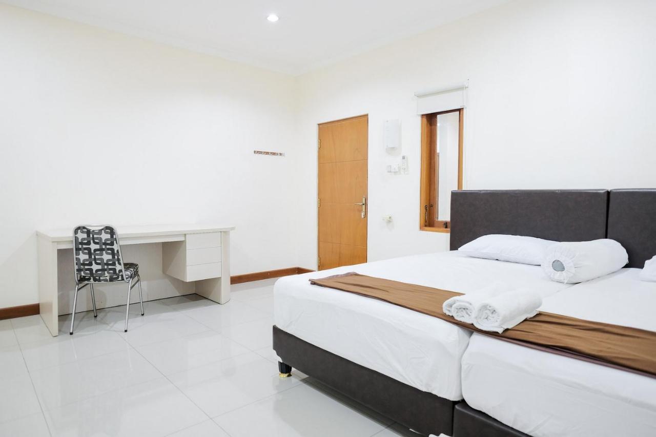 Wisma Delapan Mitra Reddoorz Jakarta Exterior foto