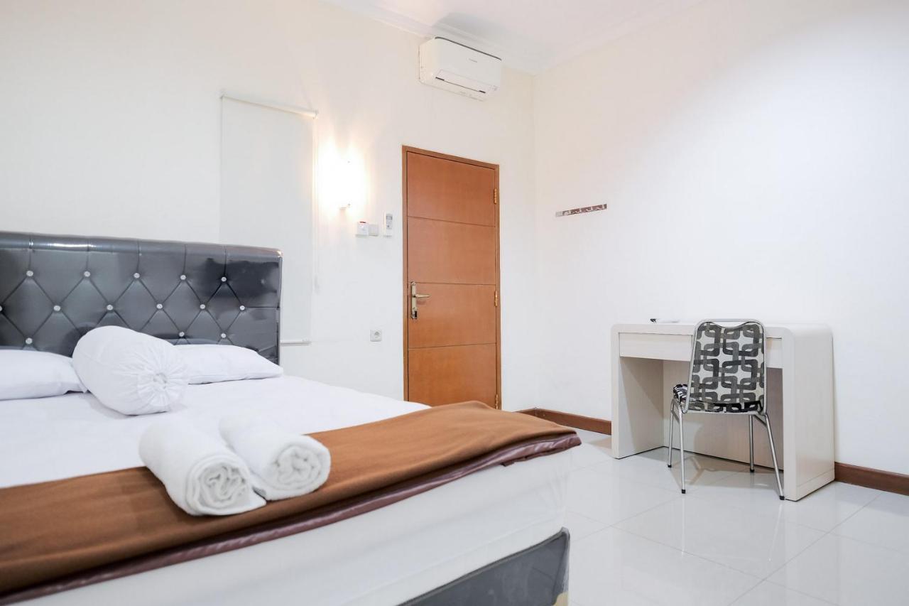 Wisma Delapan Mitra Reddoorz Jakarta Exterior foto